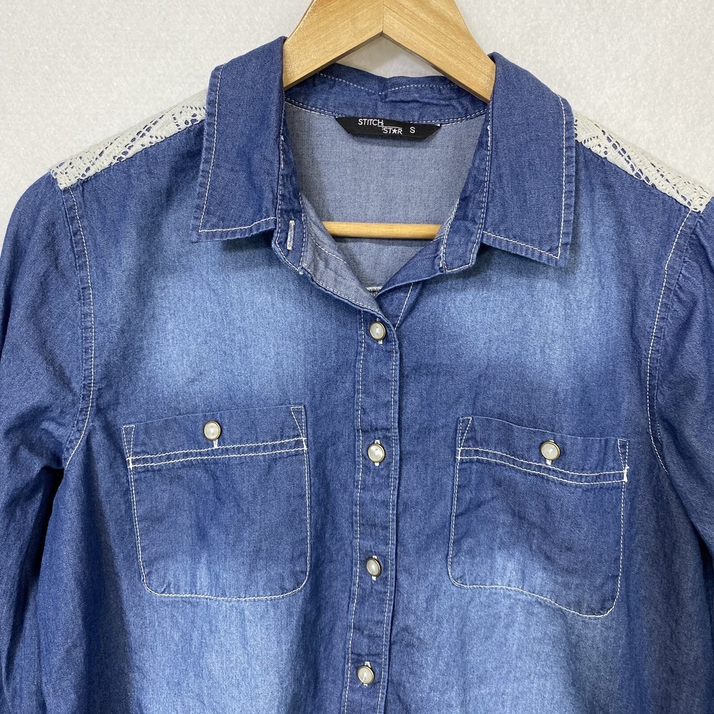 Stitch Star Denim Shirt Women’s Small Pearl Button Up Lace Accent Long Sleeve